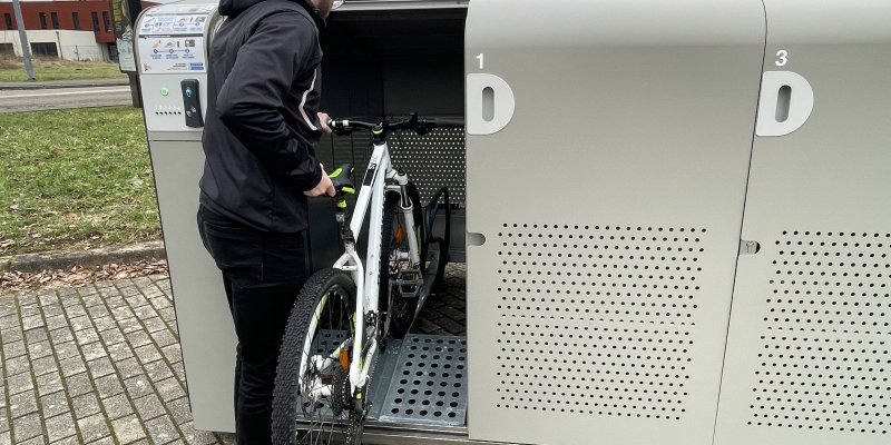 UN ABRI-VÉLO CONNECTÉ SUR LE PARKING DE LA RUE FÉLIX-BARTH